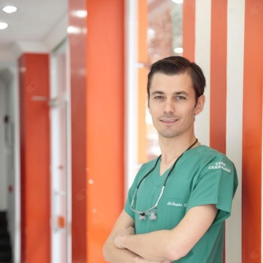 UZM. DR. ÖZGÜR GÖZLÜKLÜ