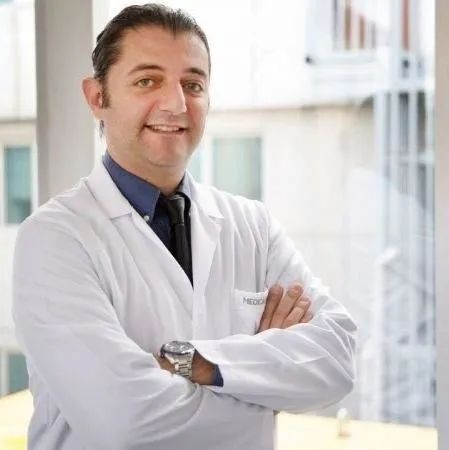 Cərrah Dr. ÖZGÜR YAŞAR