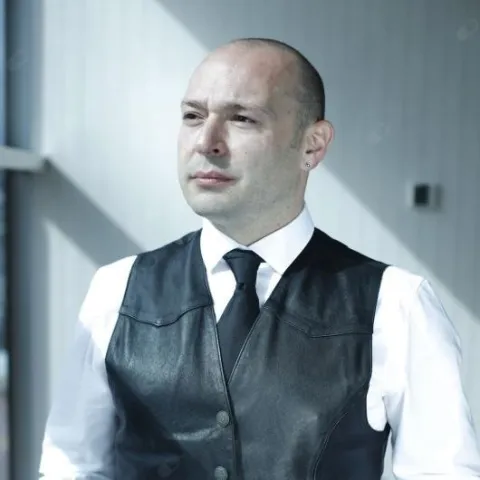Cərrah Dr. ULAŞ SÖZENER
