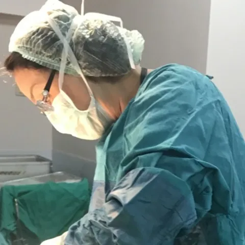 Cərrah Dr. FİLİZ KAVİ SEÇEN
