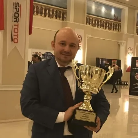 Diş hək. MUSTAFA NÜVİT KARAKAŞLI
