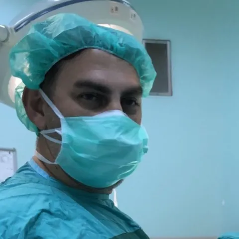 Cərrah Dr. CEM KARABULUT